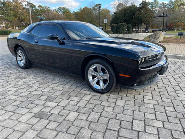 2017 Challenger SXT Plus image 7