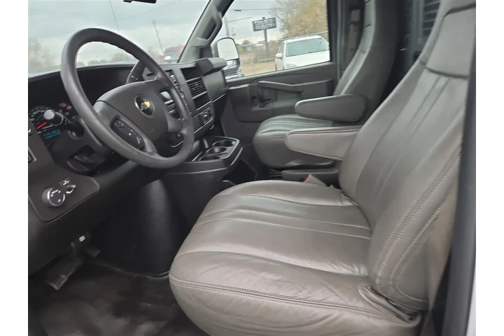 $16995 : 2017 Express 2500 Cargo image 9