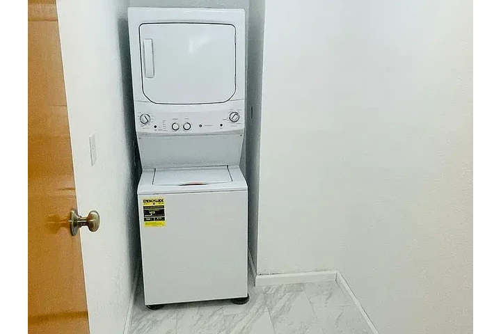 $1300 : SPACIOUS SINGLE STORY image 10