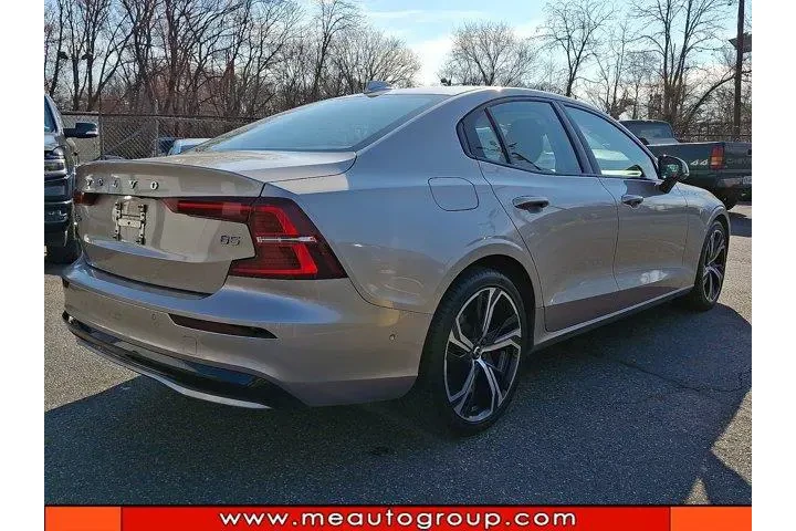 $21610 : Volvo S60 2024 B5 Plus Dark image 5