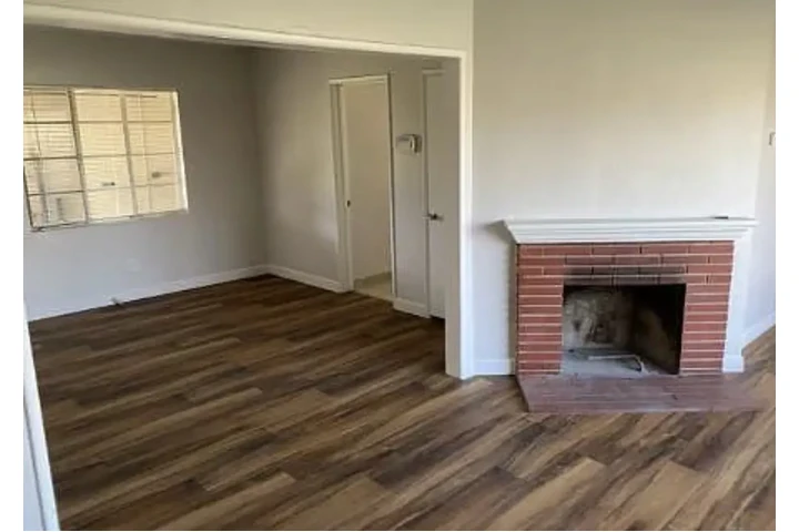 $950 : newly carpeted newer flooring image 2