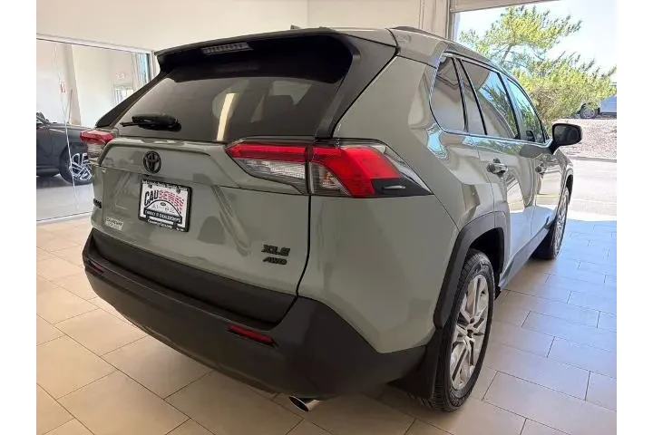 $27507 : Toyota RAV4 2021 AWD XLE Pre image 7