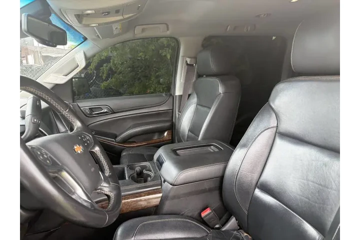 2017 Suburban LT image 5