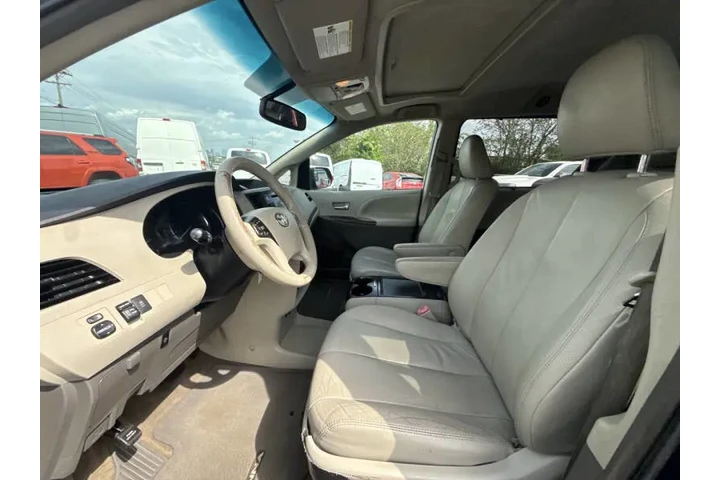 $14495 : 2012 Sienna XLE 8-Passenger image 8
