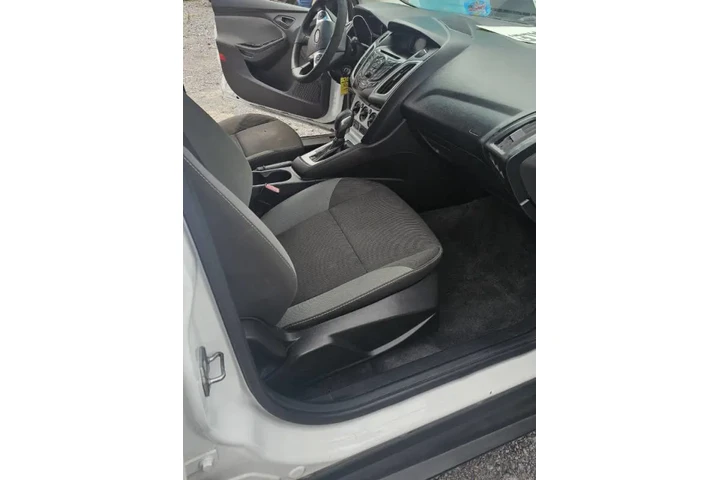 $4200 : 2012 Focus SE image 4