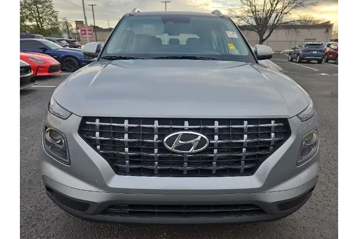 $19851 : Hyundai VENUE 2025 SEL 4dr C image 3