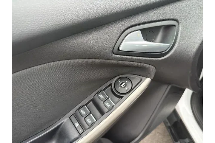 $6000 : Ford Focus 2012 SEL 4dr Hatc image 9