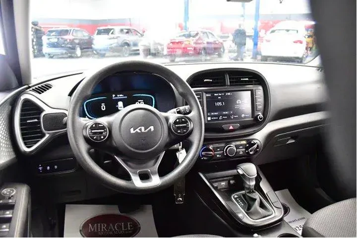$18494 : Kia Soul 2025 LX 4dr Crossov image 9