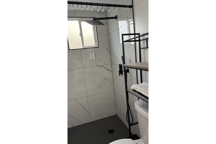 $1577 : Estudio remodelado en Renta image 4