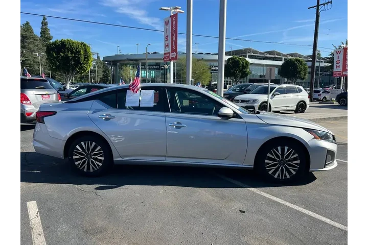 $18998 : Nissan Altima 2023 2.5 SV 4d image 6