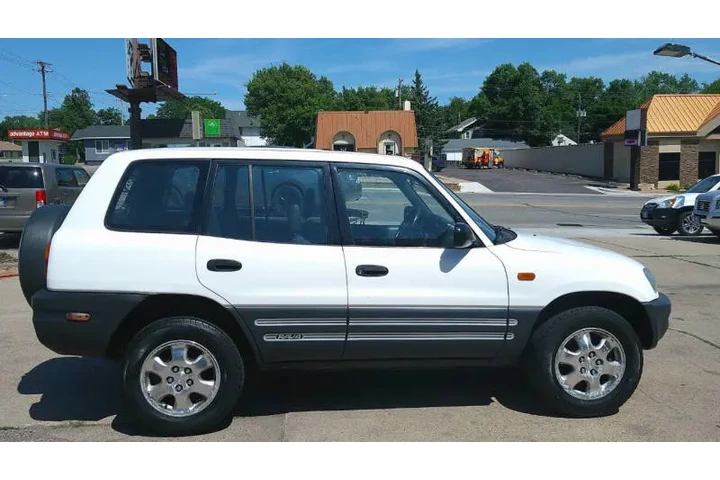 $3999 : 1997 RAV4 image 6