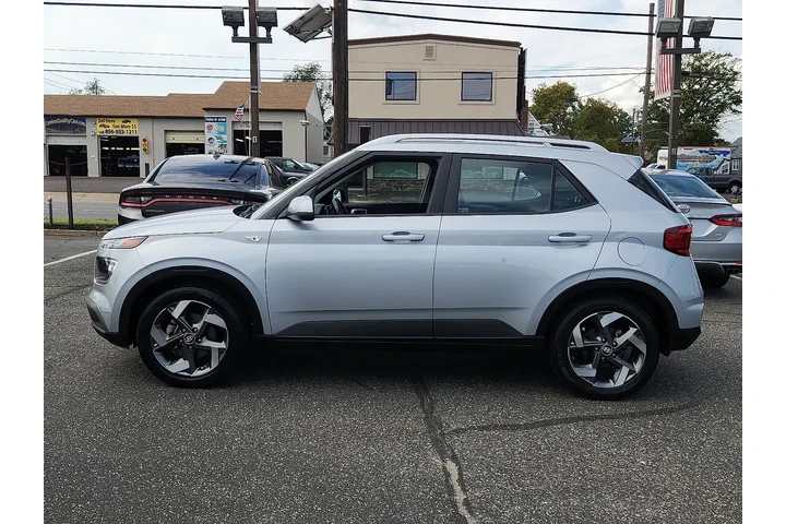 $15895 : Hyundai VENUE 2022 SEL 4dr C image 2