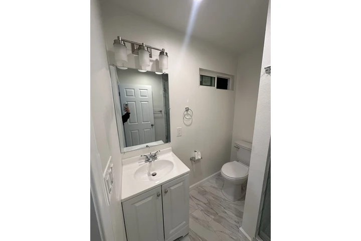 $1250 : Rento recámara image 3