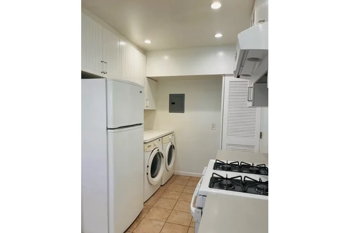 $3600 : 12114 Ohio Ave, Los Angeles CA image 4