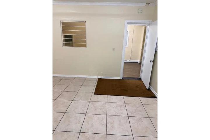 $1900 : SE RENTA ESPACIO PARA NEGOCIO image 4