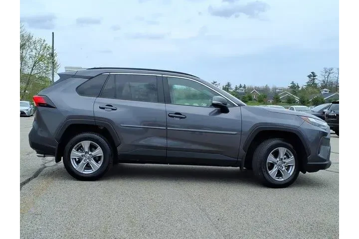 $37875 : Toyota RAV4 2025 AWD XLE 4dr image 2
