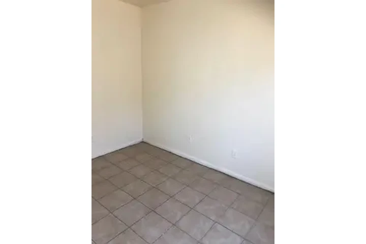$750 : Cuarto en Renta image 1