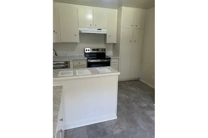 $2295 : Cornuta 2 bd 1 Bath $2,295 image 2