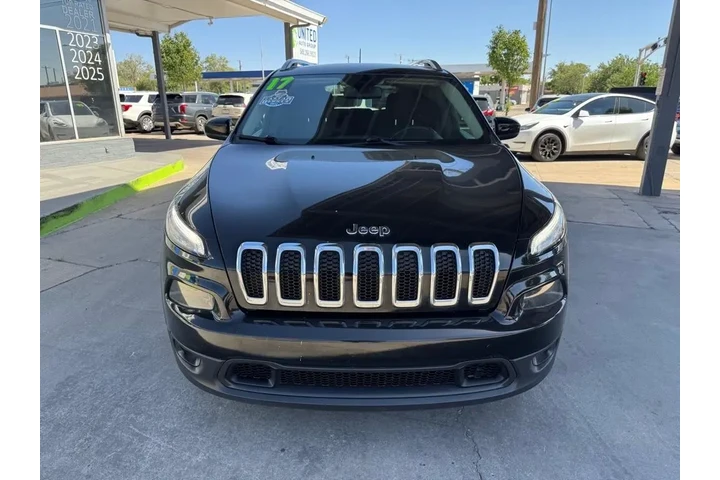 2017 Cherokee Latitude 4WD image 2