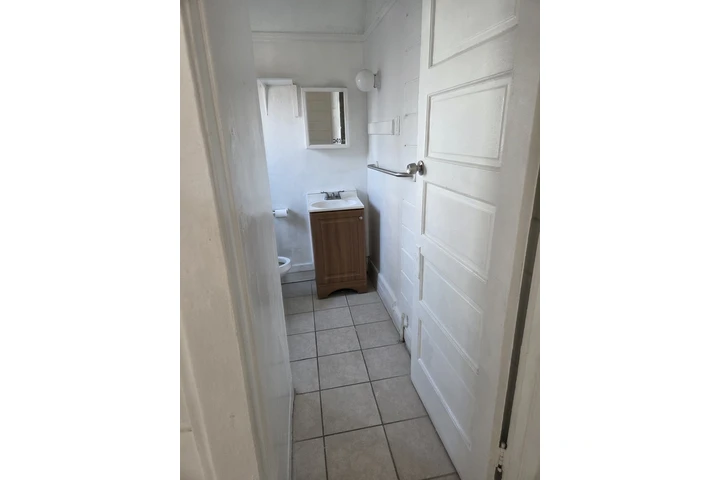 $1750 : Studio en Alhambra 1750 image 2