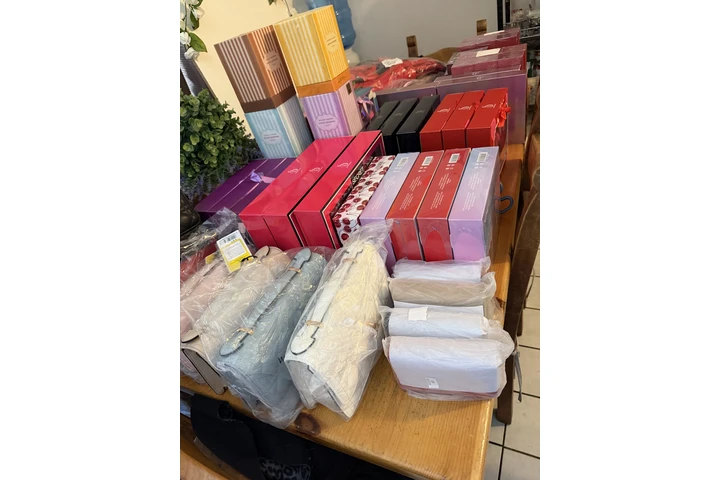 $2200 : Venta de bolsas y perfumes image 2