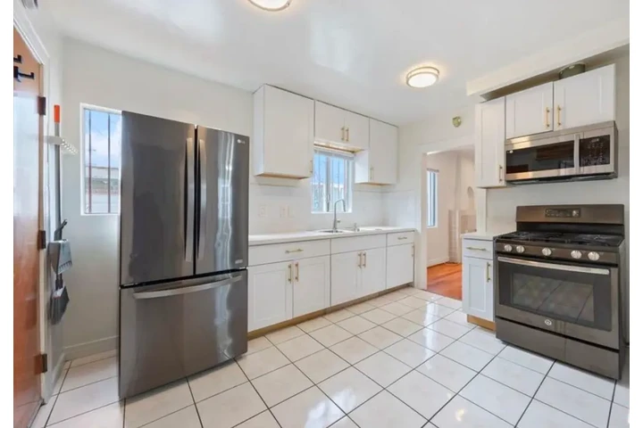 $2000 : 2 Bed 2 Bath in West Adams, LA image 8