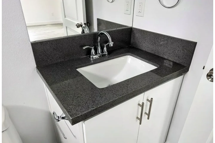 $1950 : 2 bedroom apartment in LA image 9