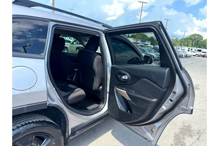 $10980 : 2018 Cherokee Latitude FWD image 9