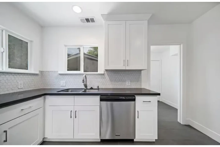 $5995 : 4978 N. Maywood Ave, Los Angel image 4