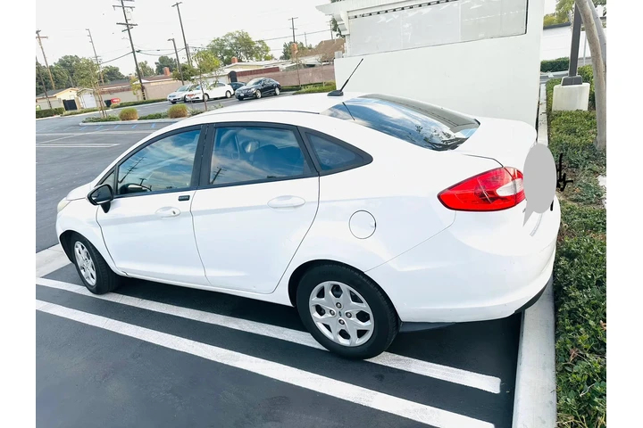 $3800 : 2013 FORD FIESTA SE image 3