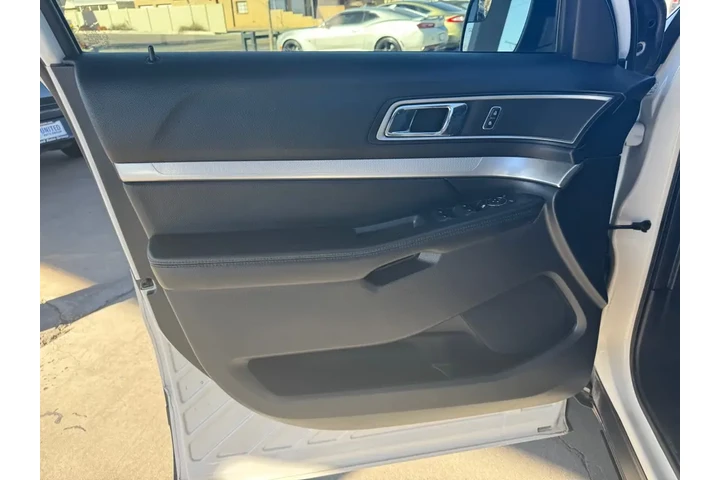 2016 Explorer XLT FWD image 10