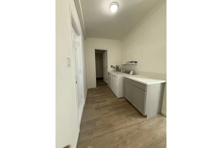 $800 : Freshly updated and move-in ! image 8