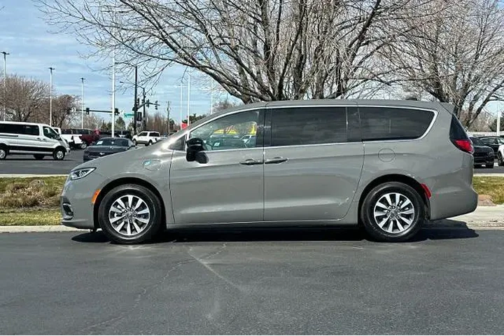 $39995 : Chrysler Pacifica Plug-In Hy image 5