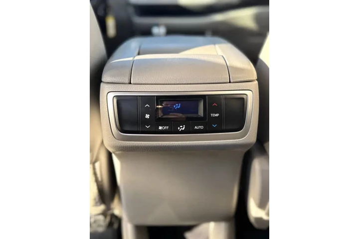 2014 Highlander LE Plus image 10