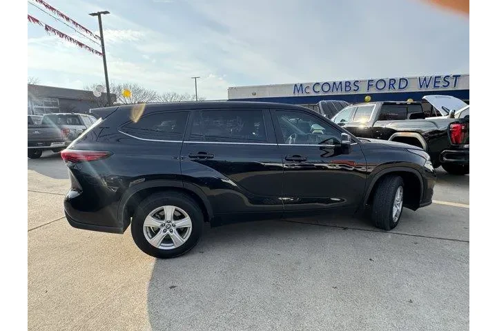 $29319 : Toyota Highlander 2023 LE 4d image 4