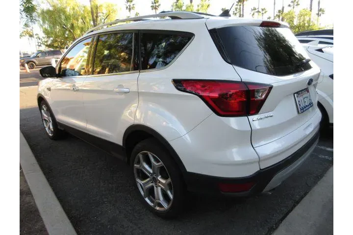 $17999 : Ford Escape 2019 Titanium 4d image 2