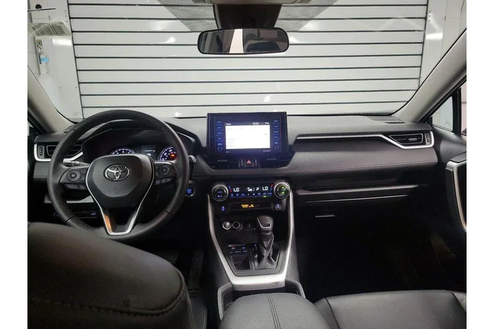 $27998 : Toyota RAV4 2021 XLE Premium image 9