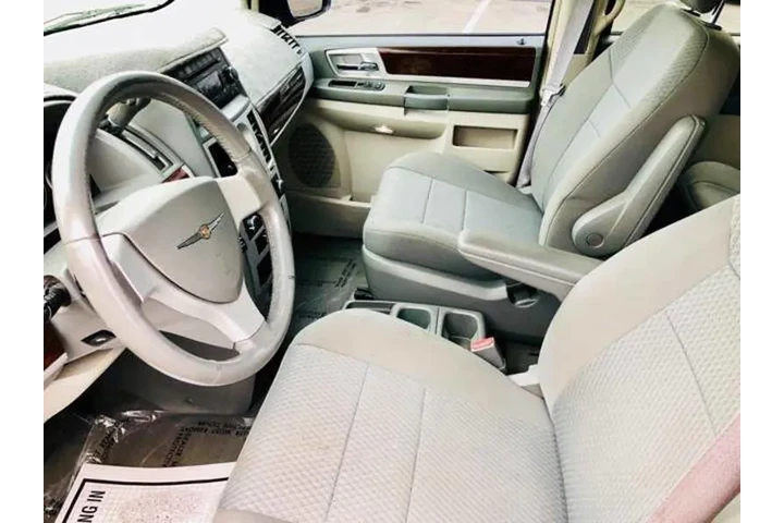 2010 Town and Country Touring image 6