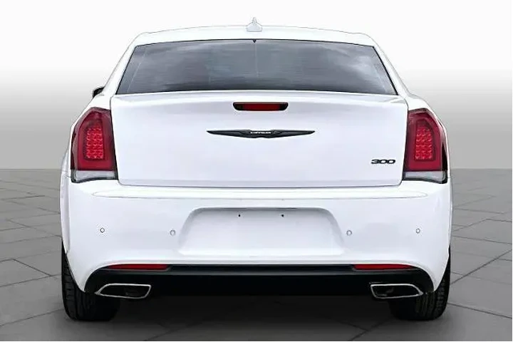$33417 : Chrysler 300 2023 Touring L image 5