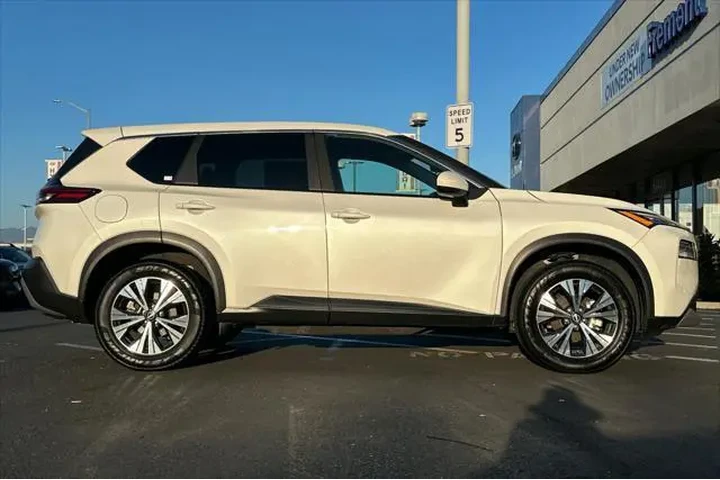 $17698 : Nissan Rogue 2023 SV 4dr Cro image 2