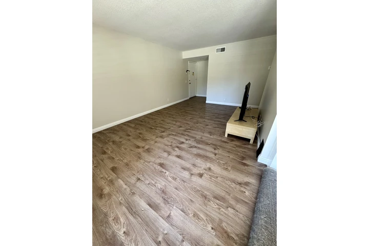 $2000 : 1 rec/ 1 baño Condo Para Renta image 4