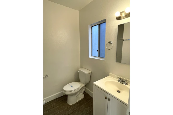 $1395 : Remodeled Studios in Koreatown image 3