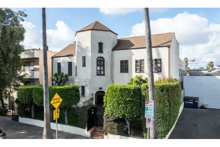 $1900 : 2-BED Apt in James M Wood Blvd image 1