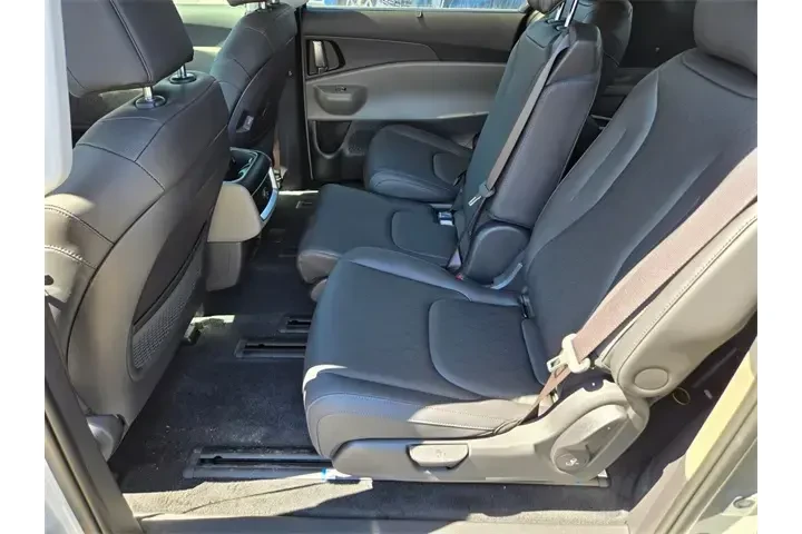 $39988 : Kia Carnival Hybrid 2025 EX image 7