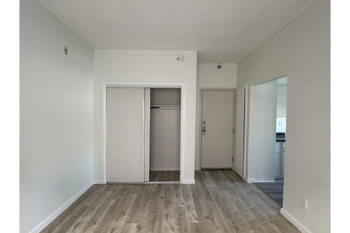 $1400 : Vermont / Leeward Ave Single image 1