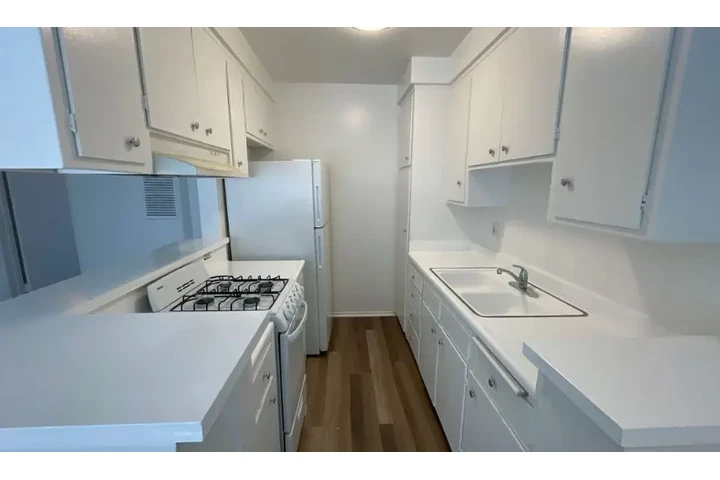 $1950 : 2 bedroom Apt in West Adams image 7
