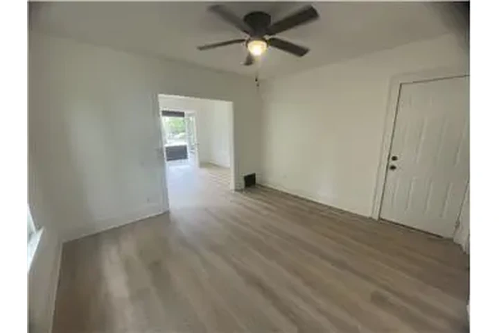 $750 : Rental property with 2 bedro image 9