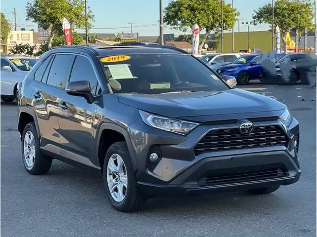 2019 Toyota RAV4 XLE Sport image 4