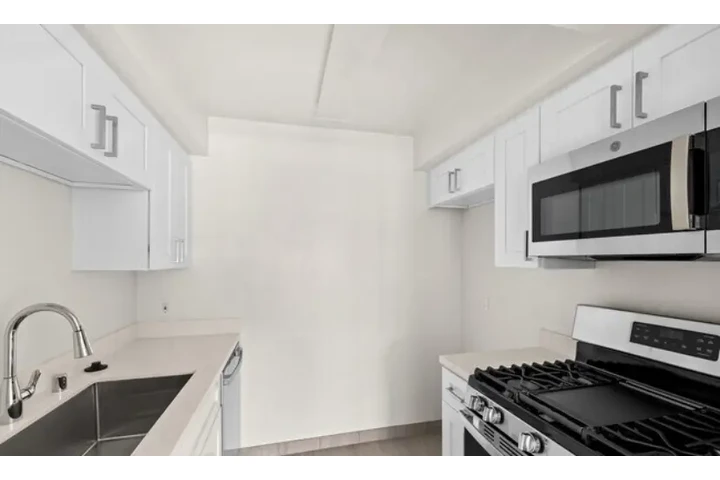 $1400 : 1 Bedroom Apt in South LA image 5