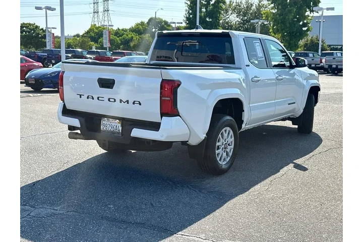 $32250 : Toyota Tacoma 2024 4x2 SR5 4 image 4